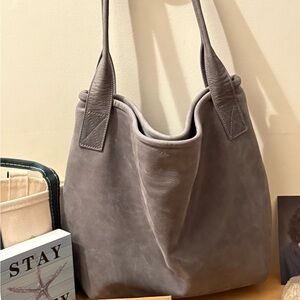 [SOLD] VGUC Rough & Tumble L Tyler tote in Granite. Grippy handles, core gray